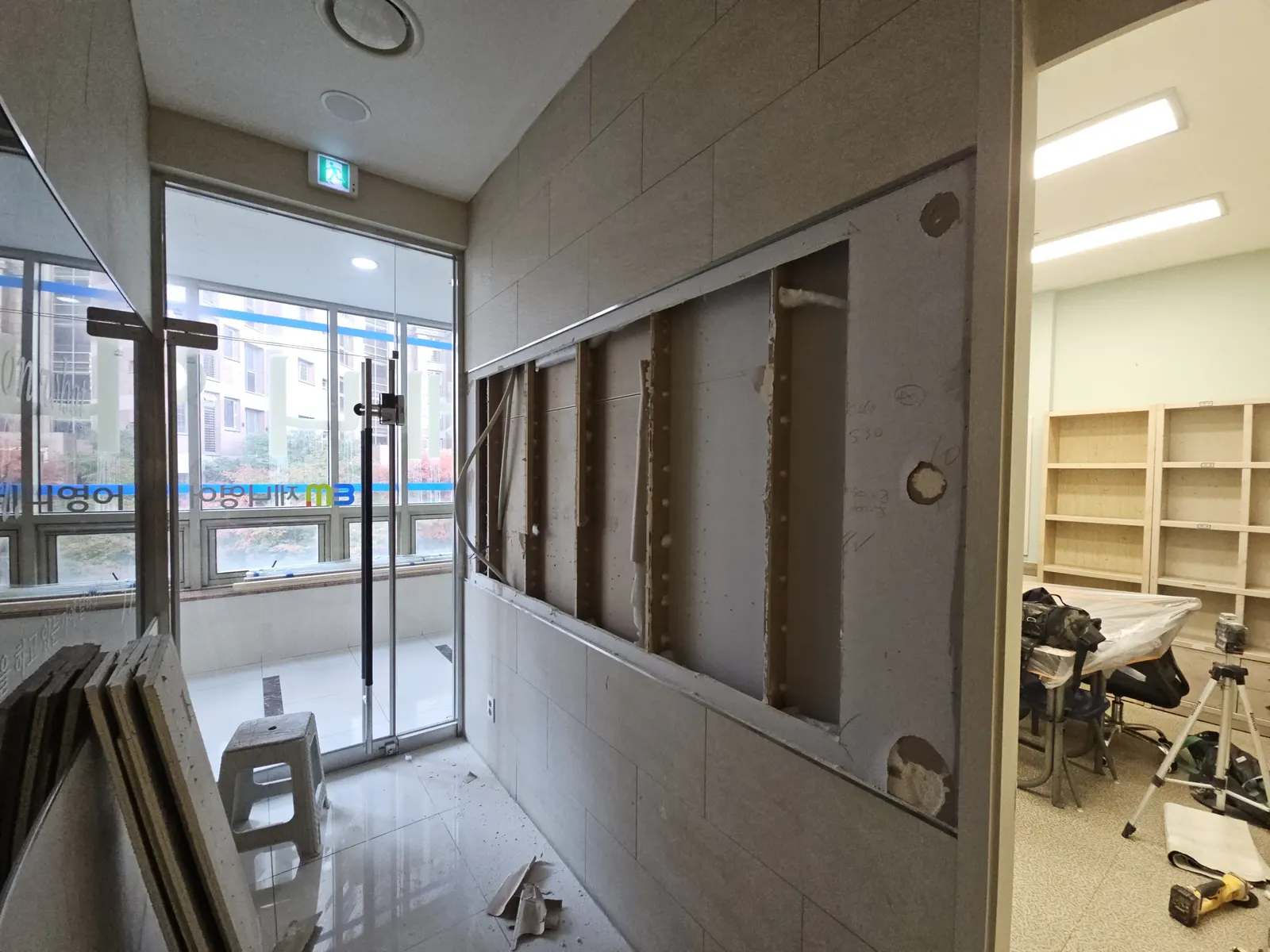 학원 사무 공간 목공벽체 개구부 확장 철거 중