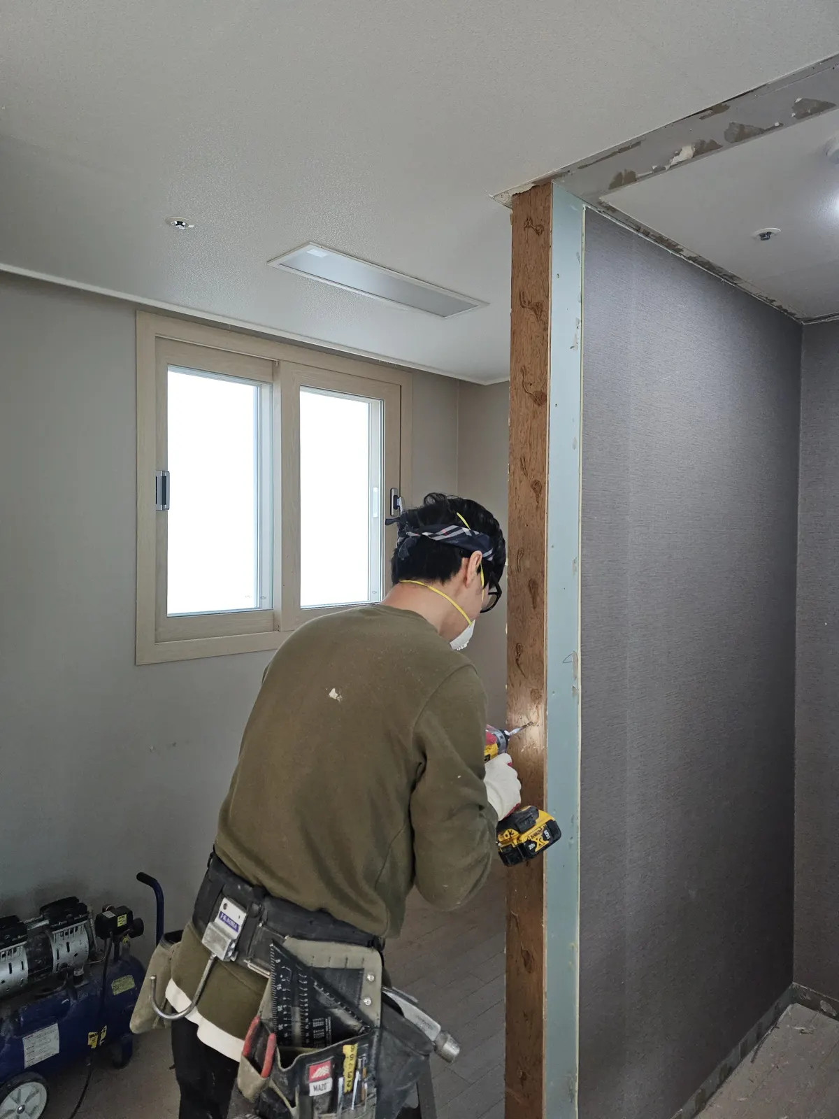 주거 공간 인테리어 목공사 각재 기둥 고정 작업 중