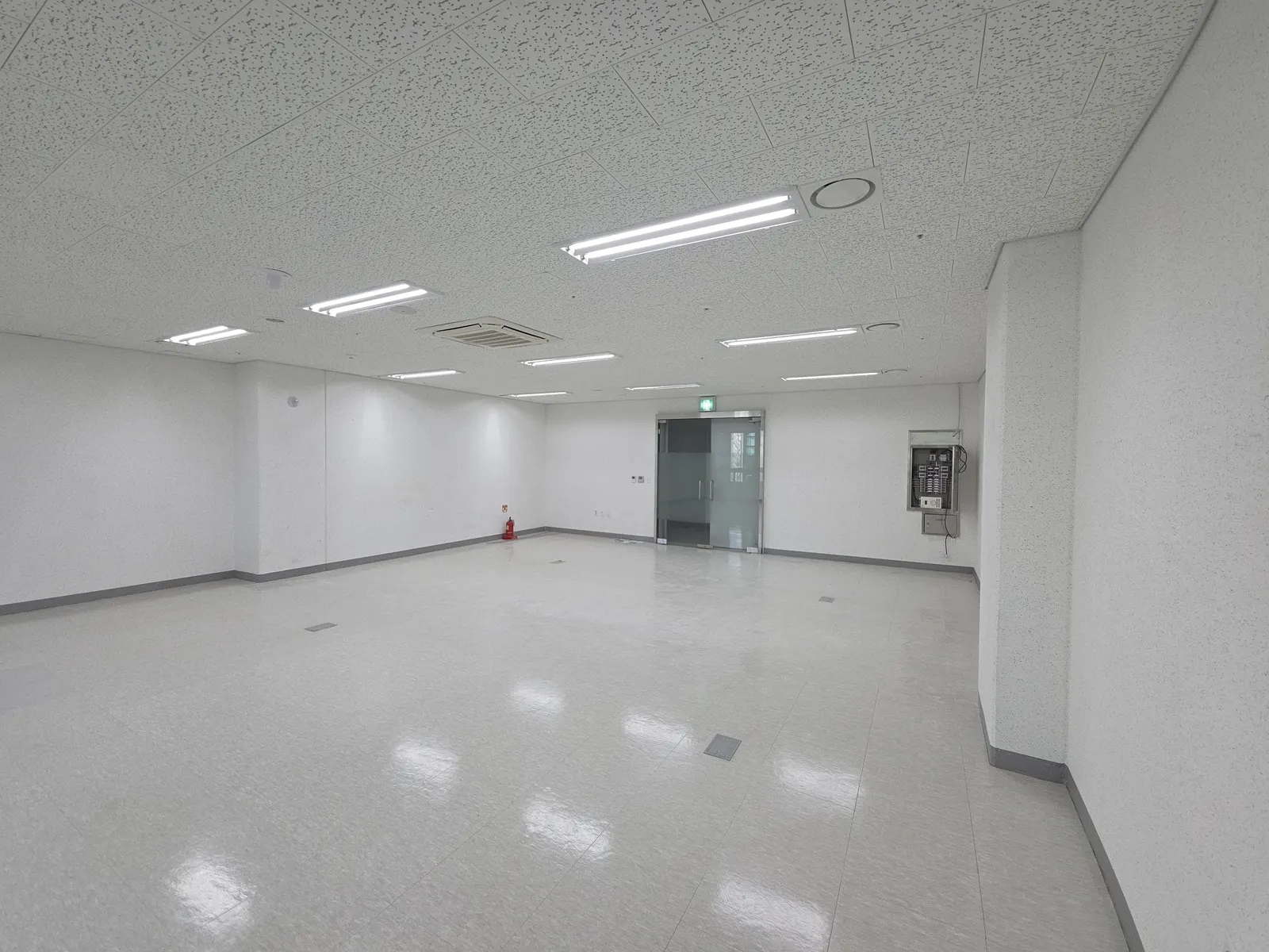 사무 공간 목공 벽체시공 넓은 홀 완성 벽체와 유리문