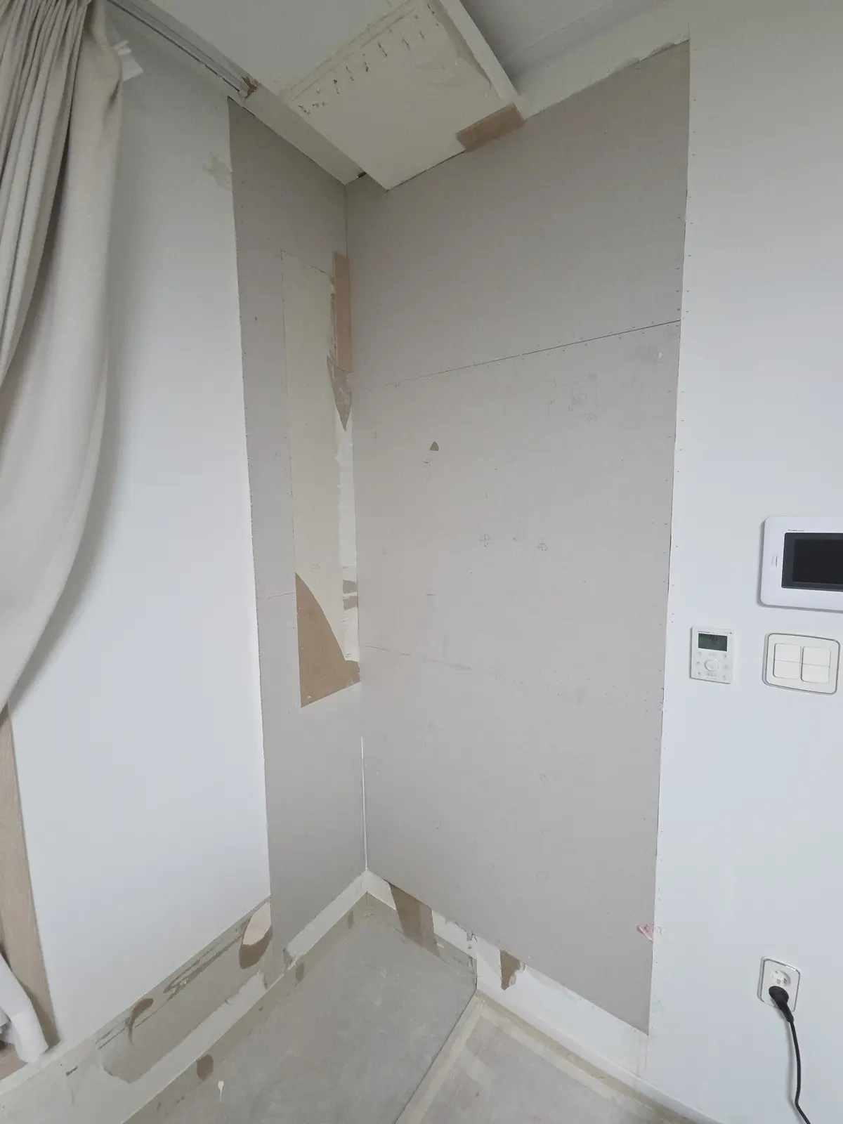 주거 공간 목공벽체 부분보수 보드 마감 완료 모서리