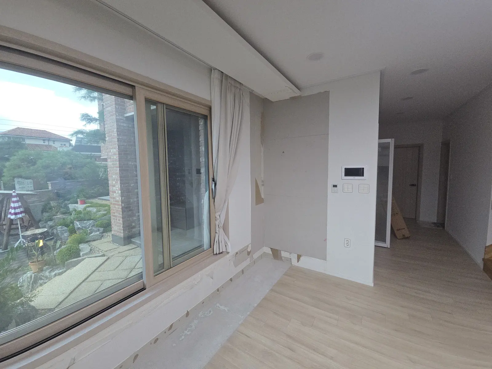 주거 공간 목공벽체 부분보수 완료 후 창가 벽체와 복도 전경