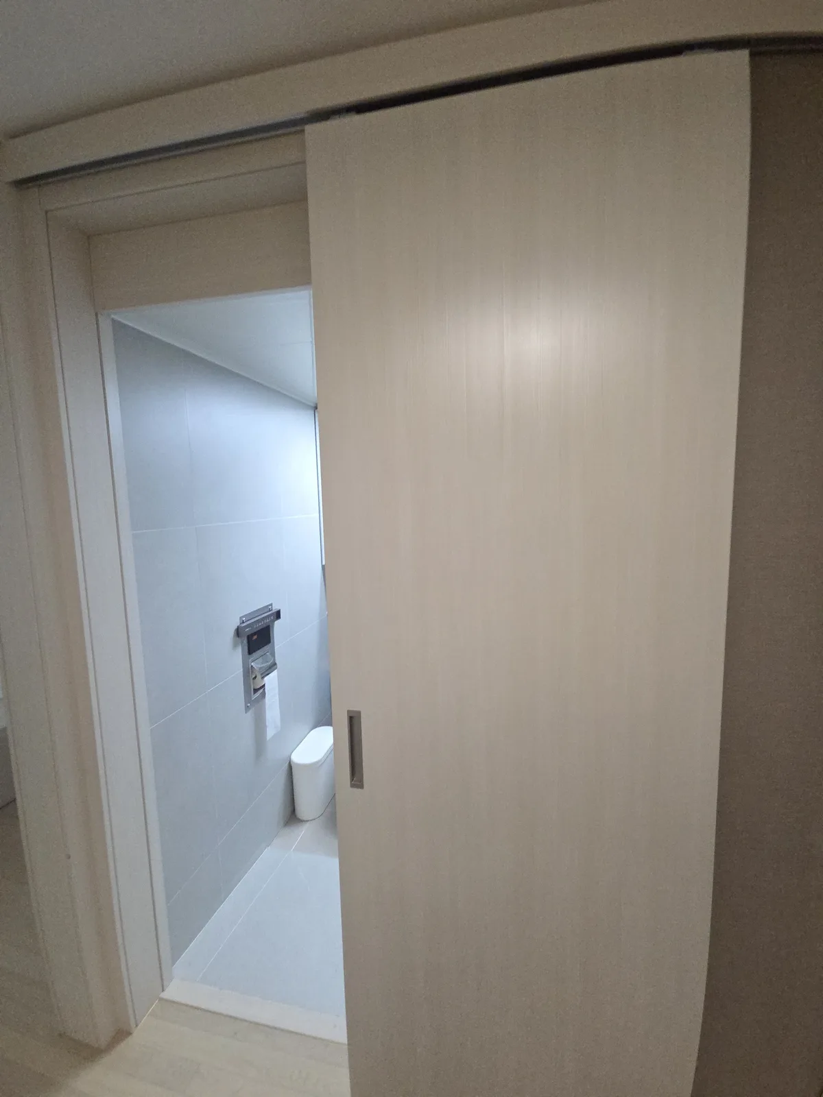 문틀 목공벽체시공 화장실 여닫이문 설치 완료 사진