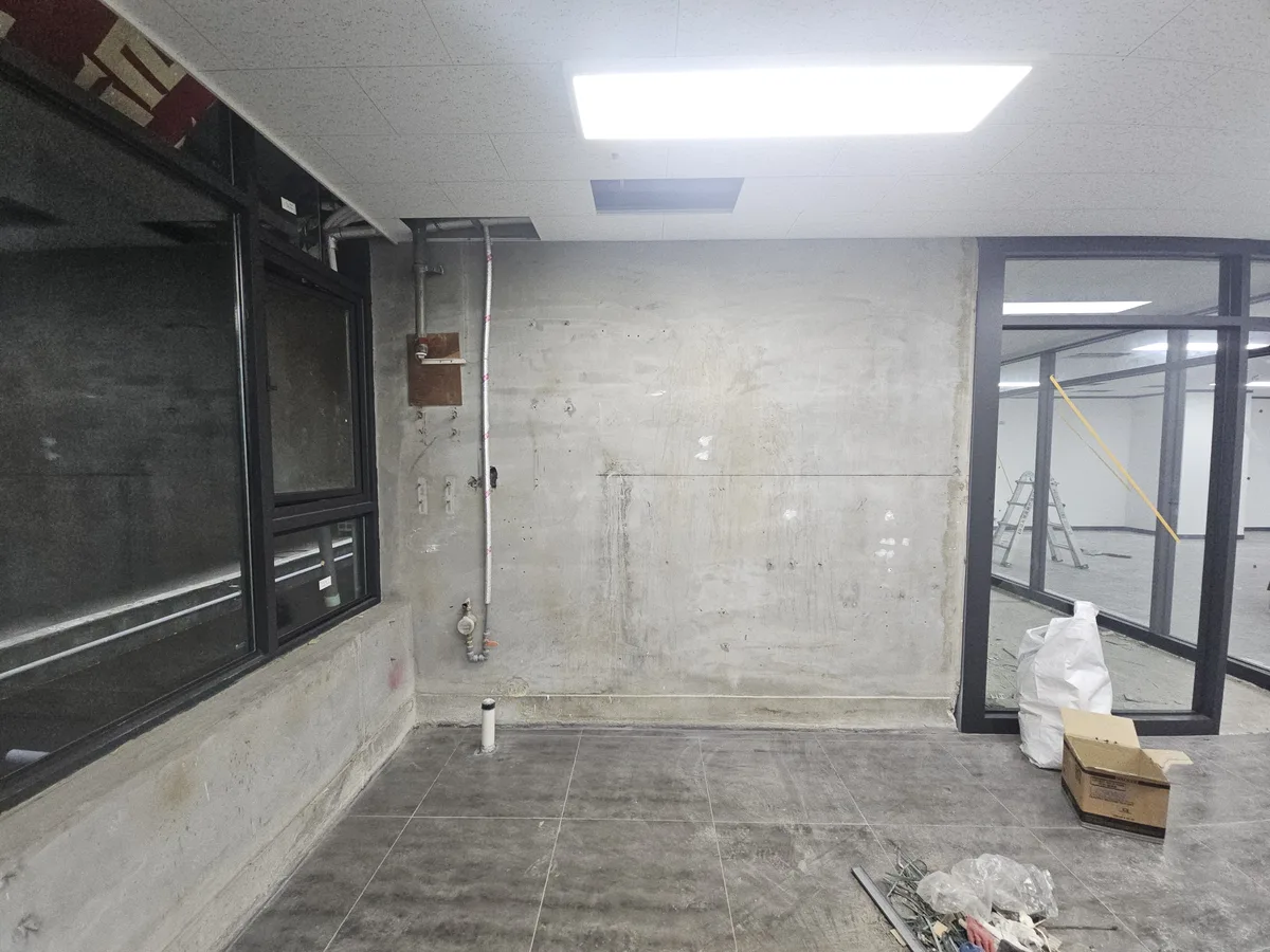 걸레받이 목공 시공 전 벽면 하단 사진